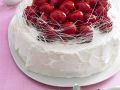 Torte mit Erdbeeren und Zuckerfäden Rezept