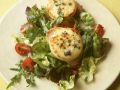 Überbackener Ziegenkäse mit Röstbrot und Salat Rezept
