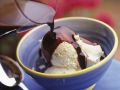 Vanille-Eis mit dunkler Schokosauce Rezept