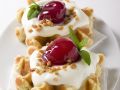Vanillecreme-Waffeln mit Kirsche Rezept