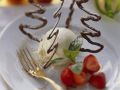 Vanilleeis mit Erdbeeren und Schokoladenbäumchen Rezept