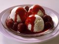 Vanilleeis mit heißer Himbeersoße Rezept