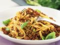 Vegetarische Bolognese mit Nudeln und Erbsen Rezept
