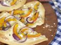 Vegetarischer Flammkuchen mit Kürbis und Ziegenfrischkäse Rezept