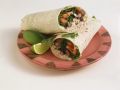 Vegi-Wrap mit Reis, Bohnen, Salat und Tomaten Rezept