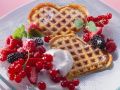 Waffeln mit Beeren und Joghurtcreme Rezept