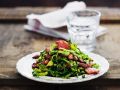 Warmer Wirsingsalat mit Mandeln und Wurst Rezept