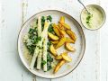 Weißer Spargel auf Spinat mit Kartoffelspalten Rezept