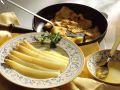 Weißer Spargel mit Buttersoße und Pfannkuchen Rezept