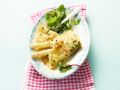 Weißer Spargel mit Pfannkuchen und Salat Rezept