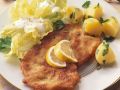 Wiener Schnitzel mit Salat und Kartoffeln Rezept