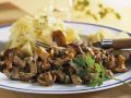 Würziger Fleisch mit Pfifferlingen und Nudeln Rezept