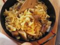 Wurstpfanne mit Kraut, Spätzle und Äpfeln Rezept