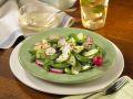 Zuckerschoten-Gurken-Salat mit Radieschen und Sesamsaat Rezept