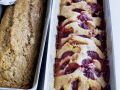 Zwei Obstkuchen mit Banane und Pflaume Rezept
