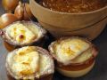 Zwiebelsuppe mit Käse überbacken Rezept