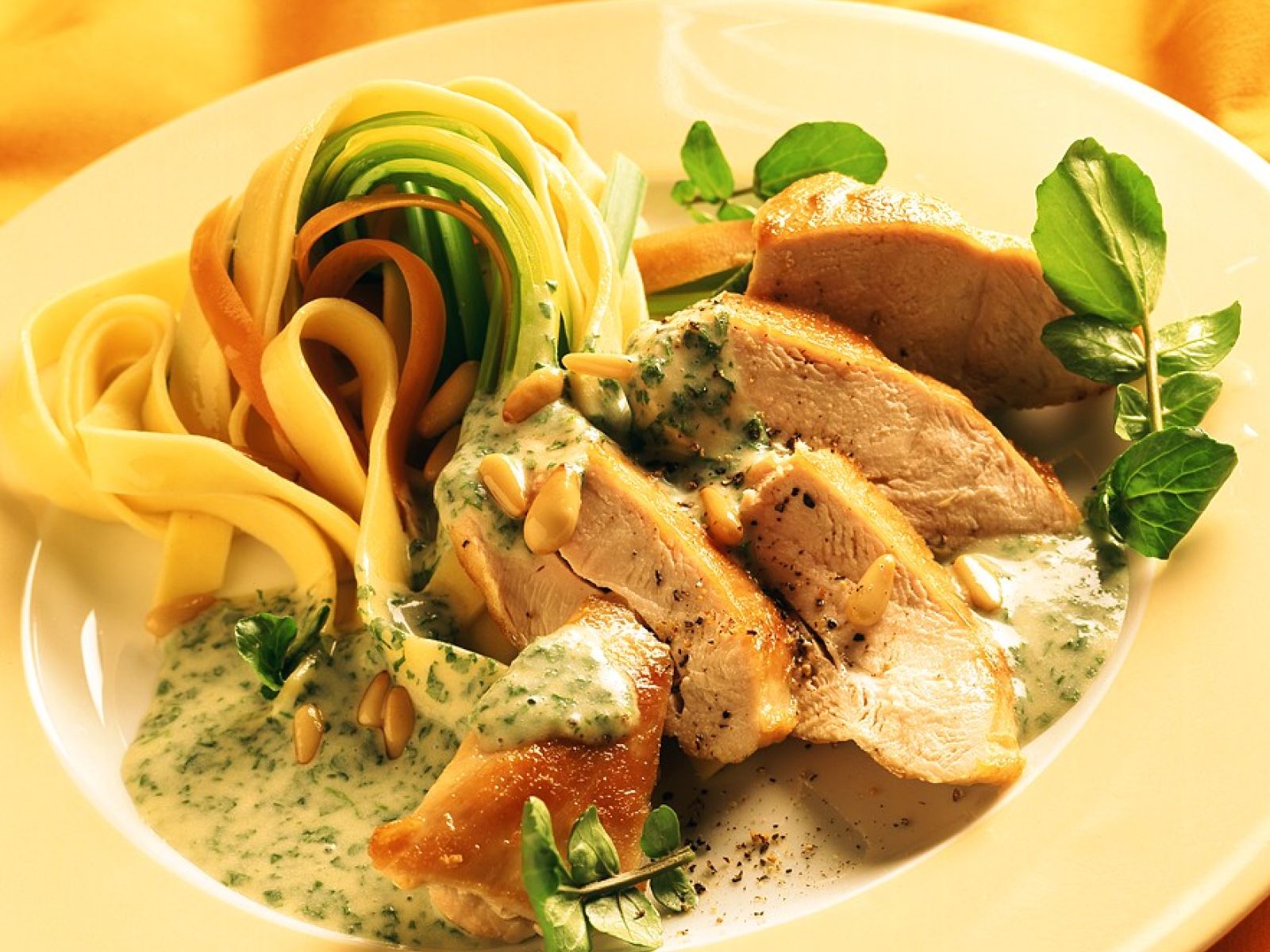 Bandnudeln Mit Gebratenem Hahnchen Und Kerbel Kresse Sauce Rezept Eat Smarter 