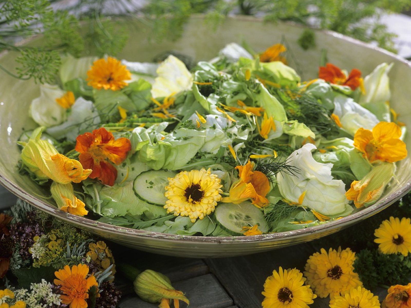 Blutensalat Mit Kapuzinerkresse Und Ringelblumen Rezept Eat Smarter 