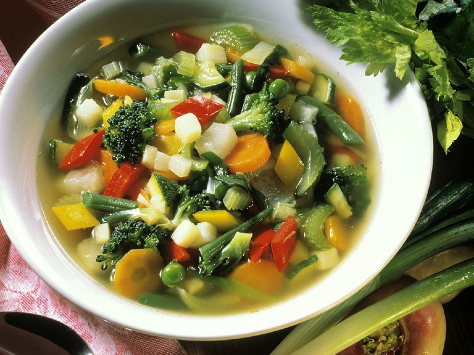 Bunte Gemusesuppe Mit Zuckerschoten Rezept Eat Smarter 