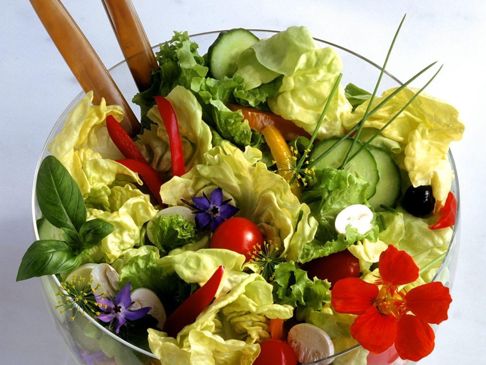 Bunter Blattsalat mit Essblüten Rezept | EAT SMARTER