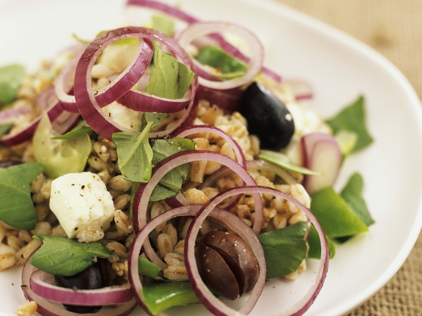 Dinkelsalat Mit Zwiebeln Oliven Und Schafskase Rezept Eat Smarter