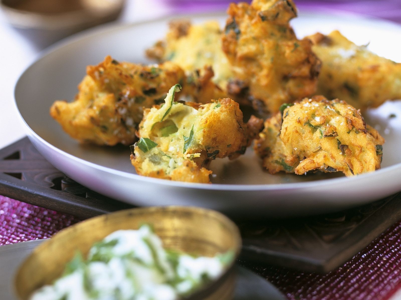 Frittierte Kartoffeln Im Backteig Pakoras Mit Joghurtdip Rezept Eat Smarter 