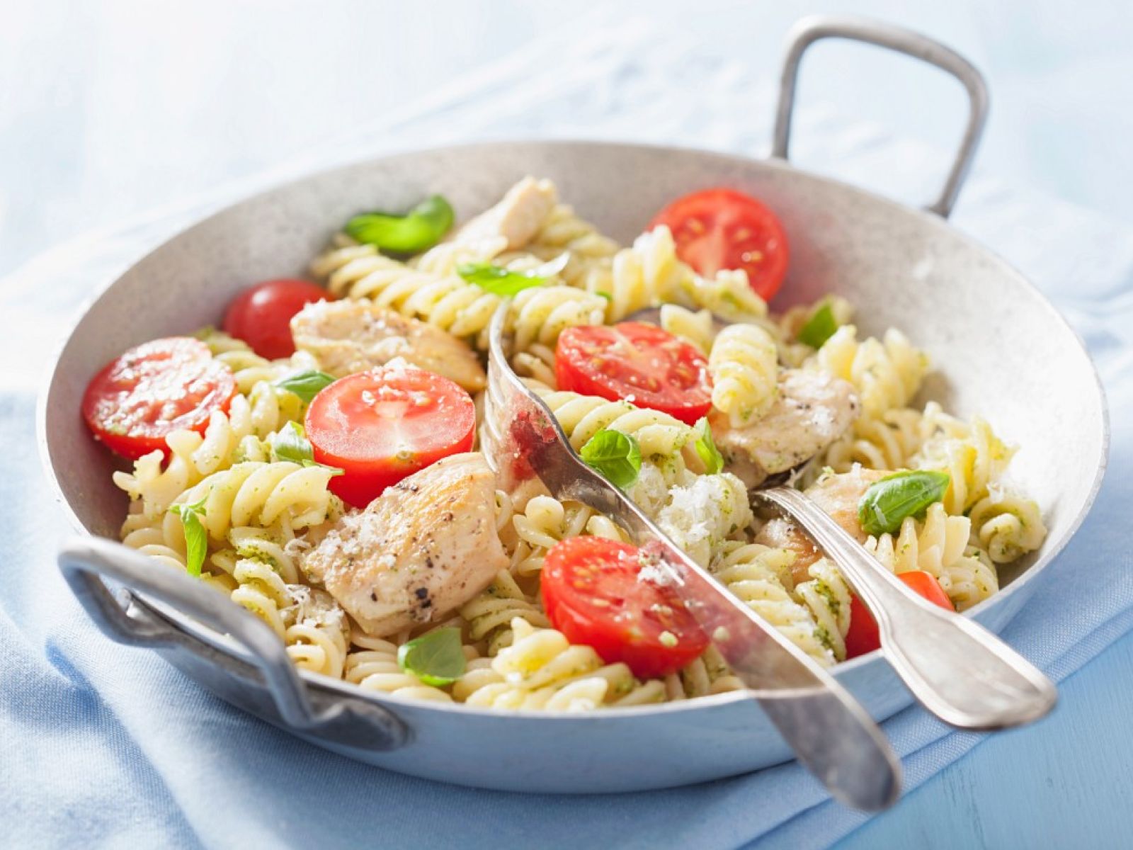 Fusilli Mit Pesto Hahnchen Und Tomaten Rezept Eat Smarter