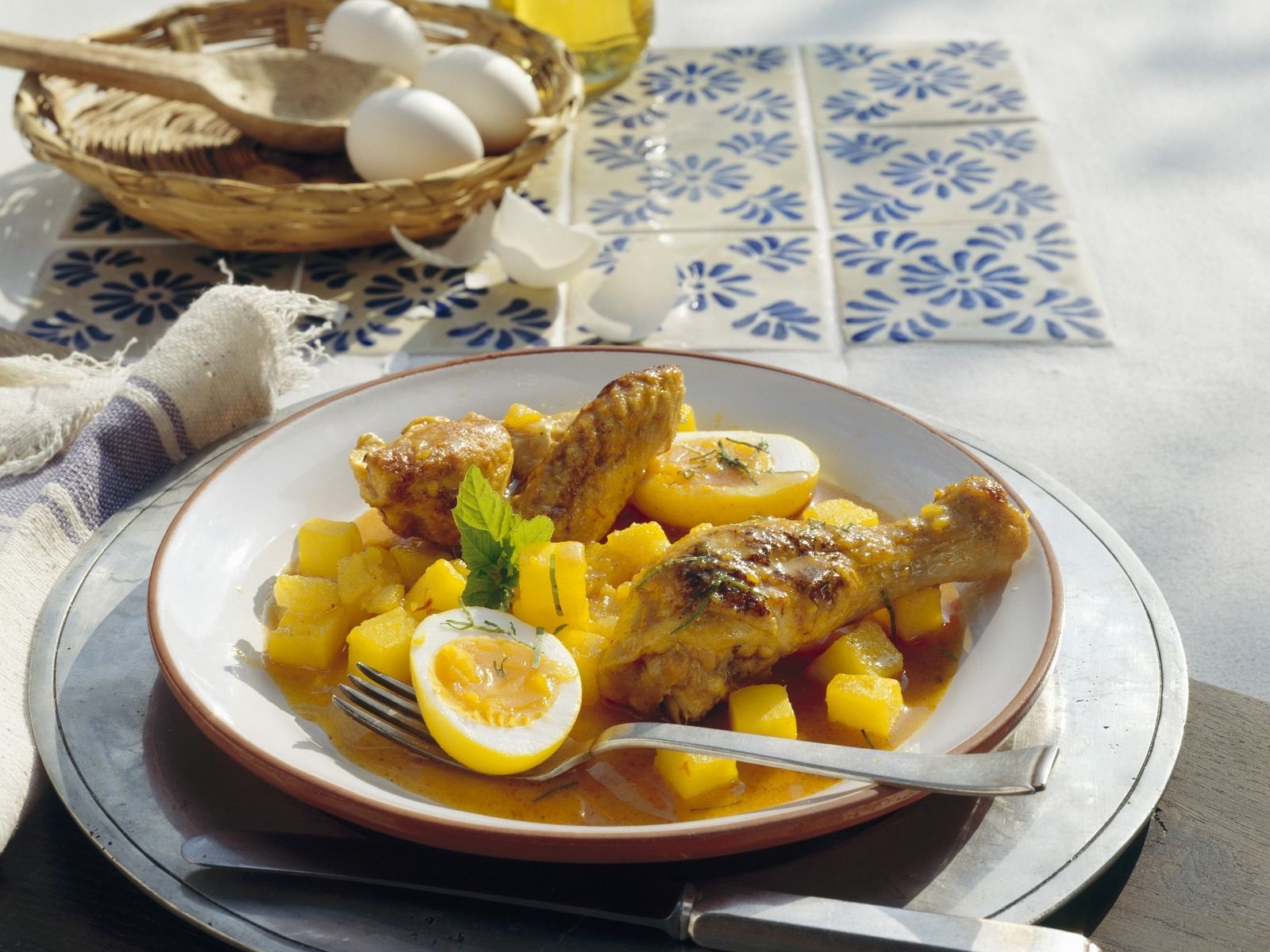 Hahnchen Mit Kartoffeln Ei Und Safransosse Auf Mexikanische Art Rezept Eat Smarter 