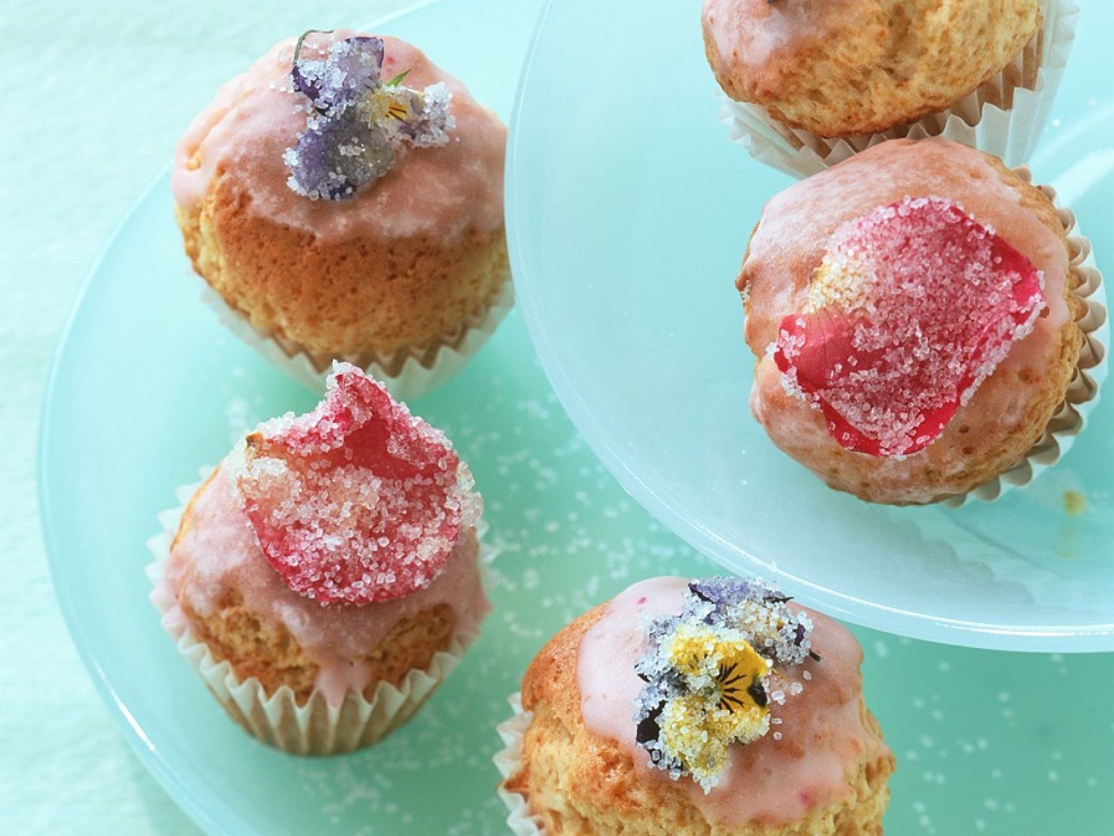 Kleine Muffins Mit Rosa Zuckerguss Und Blüten Rezept Eat Smarter