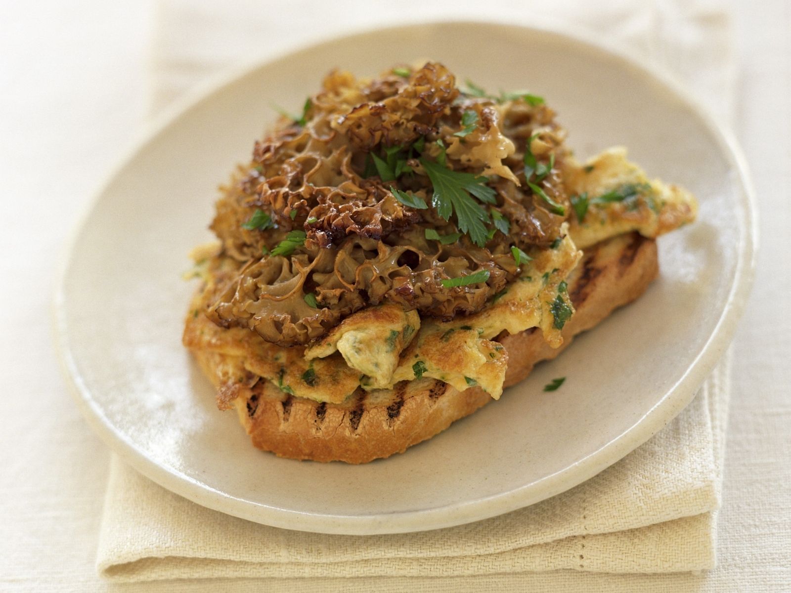 Krause Glucke Mit Ruhrei Auf Toast Rezept Eat Smarter 