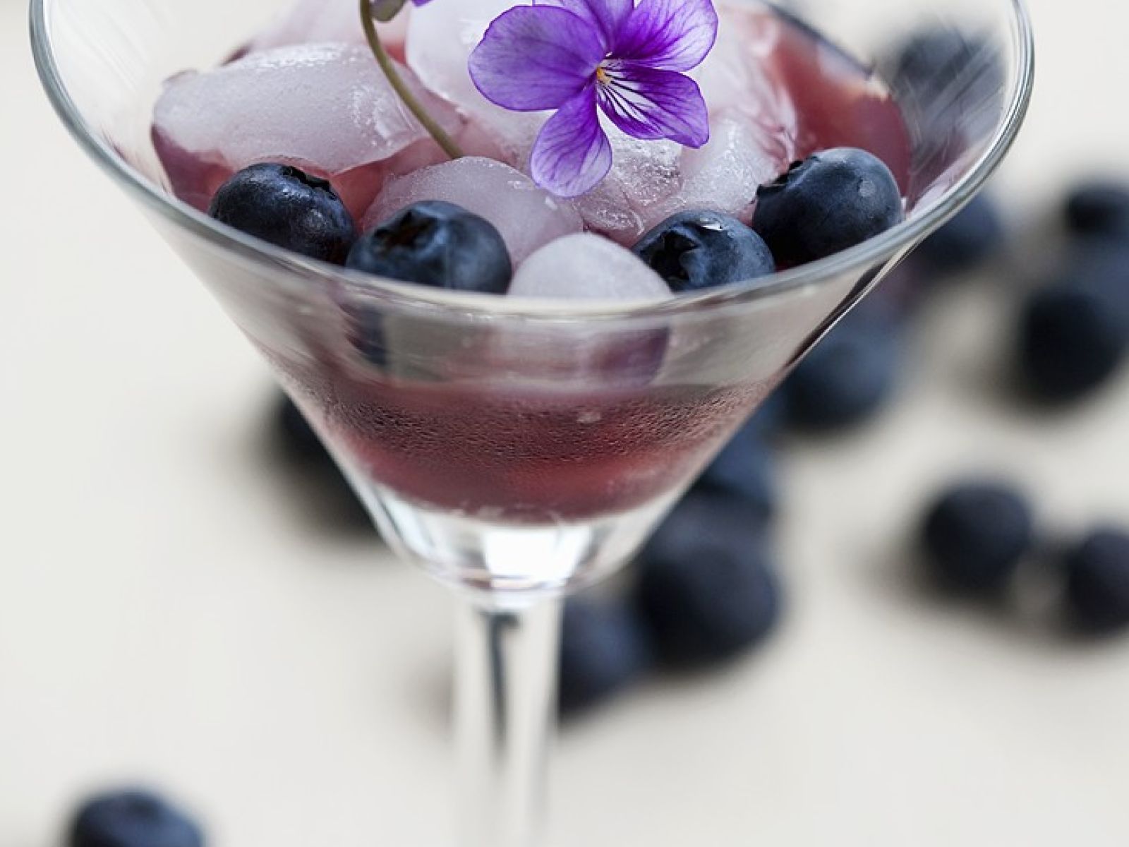 Likor Aus Veilchen Mit Blaubeeren Rezept Eat Smarter 