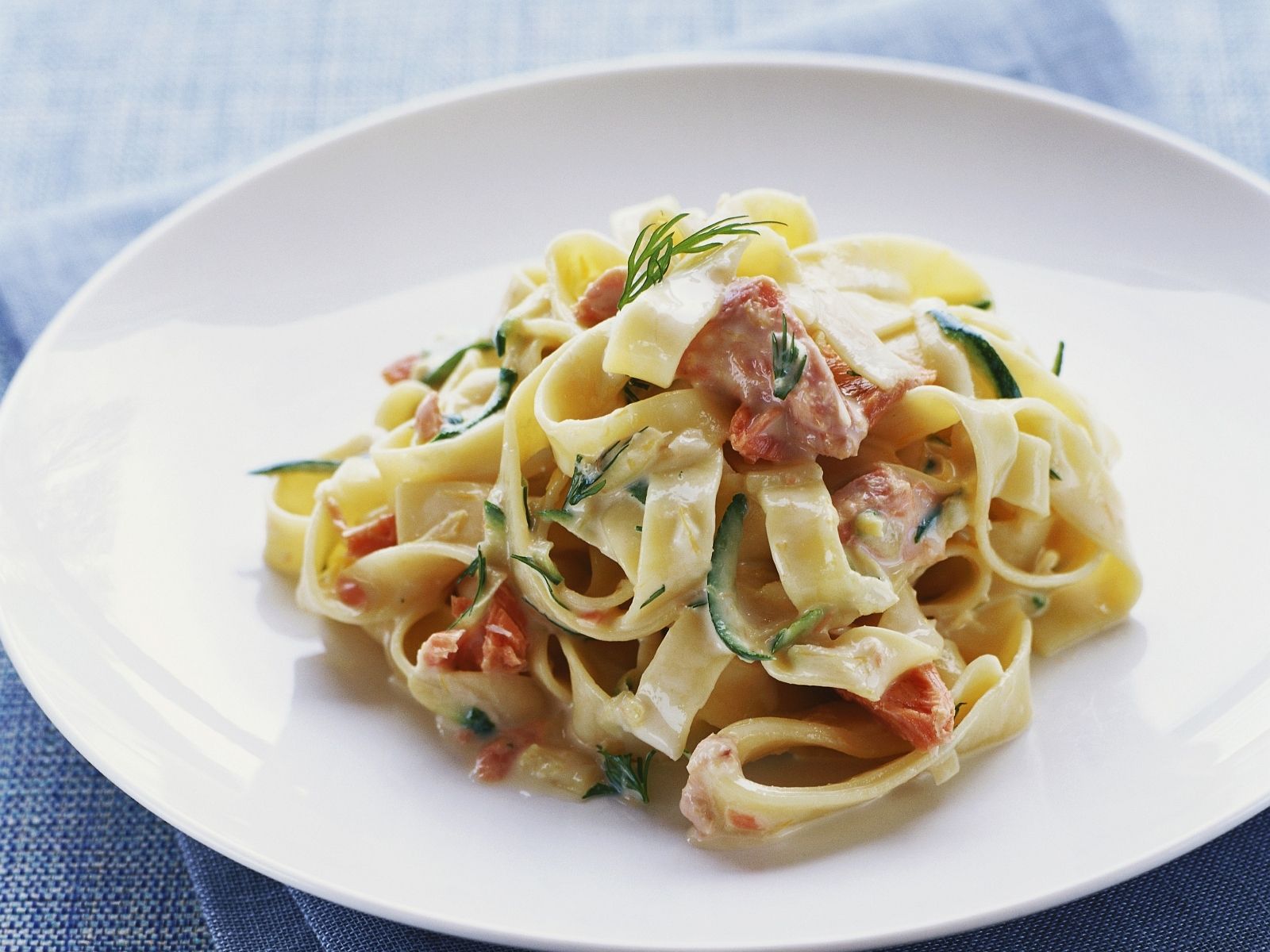 Pasta Mit Geraucherter Forelle Und Sahniger Sosse Rezept Eat Smarter 
