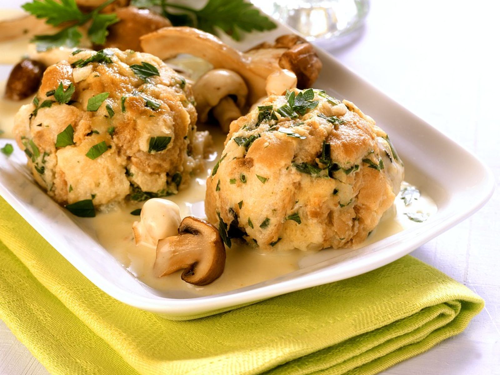 Semmelknodel Mit Schwammerlsauce Rezept Eat Smarter