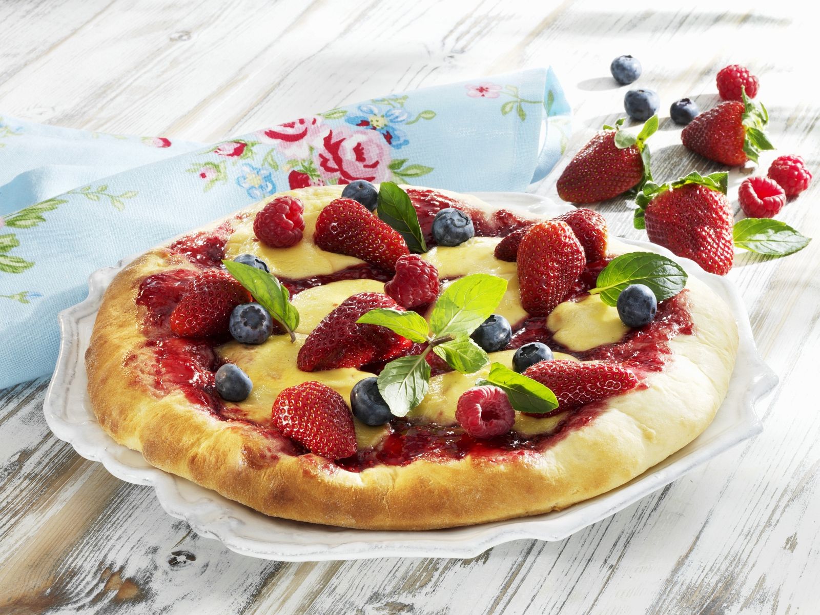 Susse Pizza Mit Beeren Rezept Eat Smarter 
