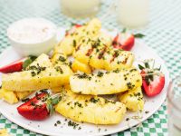 Ananas mit Minz-Kokos-Raspeln Rezept