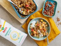 Apfel-Nuss-Crumble mit Joghurt-Vanille-Sauce