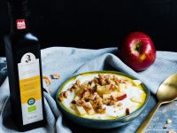 Apfel-Quark-Bowl mit Leinöl und Walnüssen