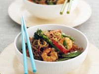 Asiatische Nudelpfanne mit Garnelen, Gemüse und Sesam Rezept