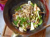 Asiatische Nudelpfanne mit Wakame, Shiitake und Pak Choi Rezept