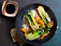 Asiatisches Knoblauch-Hähnchen mit Gemüse und Reis Rezept