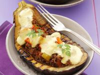 Gefüllte Auberginen mit Hackfleisch und Joghurtsoße Rezept