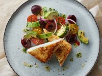 Avocado-Kirsch-Salat mit gebratenem Schafskäse Rezept