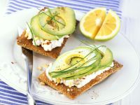 Avocado mit Hüttenkäse auf Knäckebrot Rezept