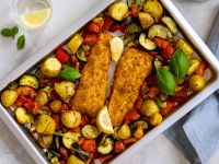 Backofen Fisch mit Kartoffeln und Röstgemüse