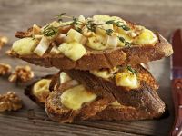 Baguette mit Brie, Birne und Walnusskernen Rezept