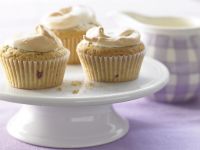 Baiser-Muffins mit Brombeeren und Limettenschale Rezept