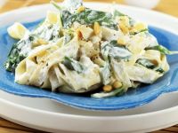Bandnudeln mit Frischkäse, Spinat und Pinienkernen Rezept
