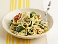 Bandnudeln mit Gemüse und Käsesauce Rezept