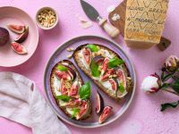 Belegte Brote mit Feigen und Grana-Padano-Creme Rezept