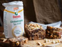 Bio-Früchte-Nuss-Brot mit Weinbeeren und Macadamianüssen